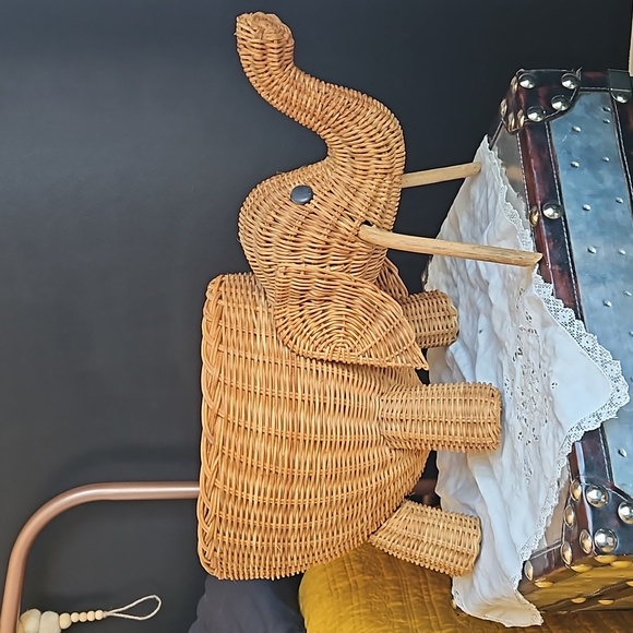 Vintage Wicker Elephant planter basket - Picture 3 of 9